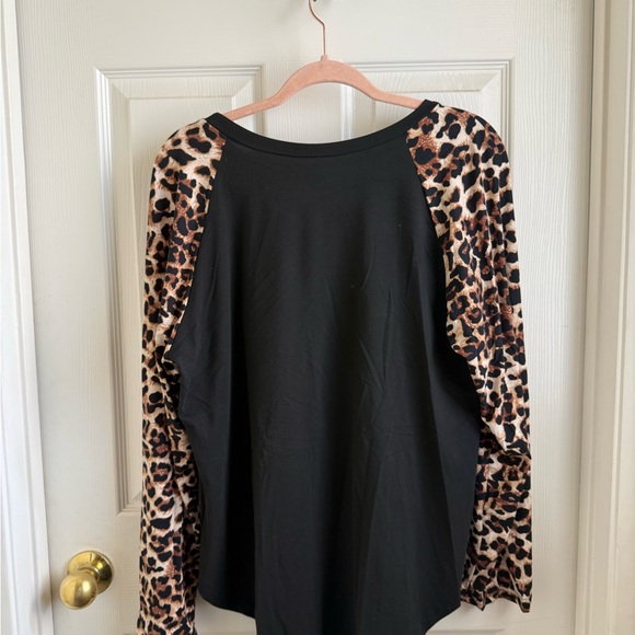 SHEIN Black Long Sleeve Kids Tee with Heart and Leopard Design - Picture 7 of 7